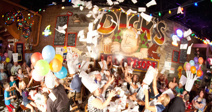 Dick’s Last Resort Bar Table Party